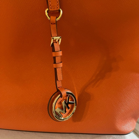 MK Michael Kors Saffiano “Jet Set”Tote. NWT - Picture 3 of 6